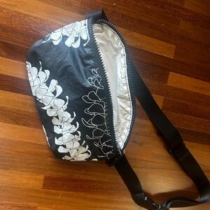 Aloha hip pack - puakenikeni print